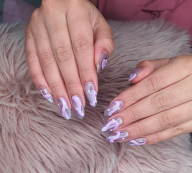 Uñas almendra lila con ondas cromadas plateadas