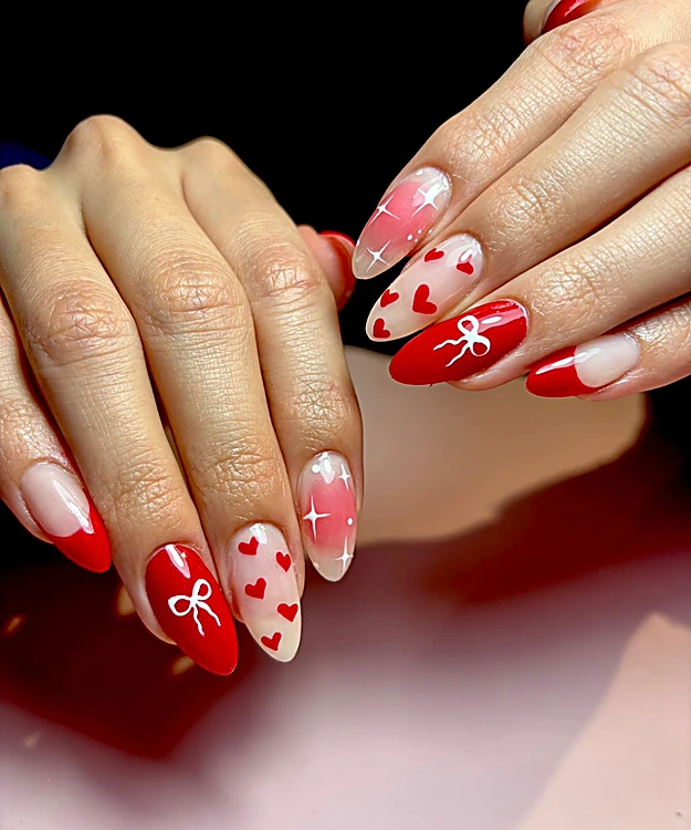 Uñas almendra rojas y nude con moños y corazones
