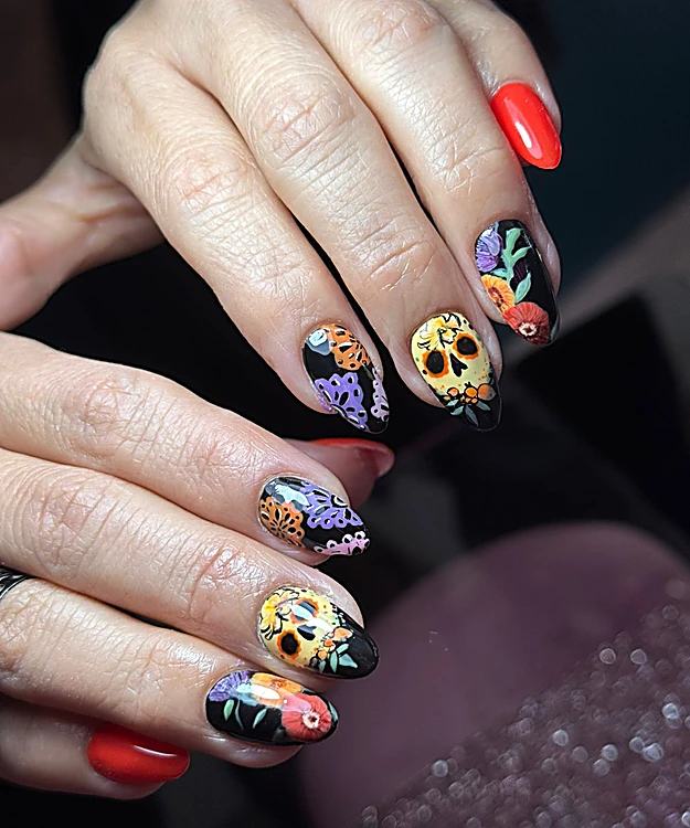 Uñas de temporada con calaveras y flores pintadas a mano