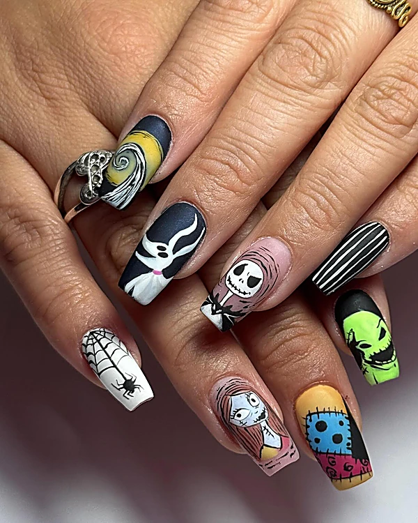 Uñas de Halloween pintadas a mano con Jack, Sally, Zero, Oogie Boogie y una telaraña