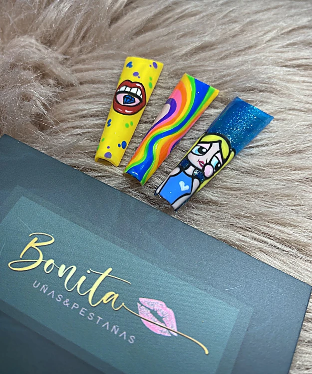 Tres tips largos estilo pop-art: un ojo sobre amarillo, un arcoíris y una caricatura