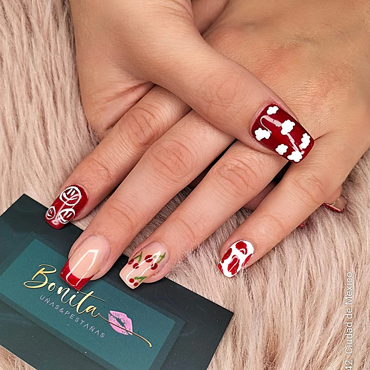 Uñas cortas rojo vino y nude con rosas y cerezas pintadas a mano
